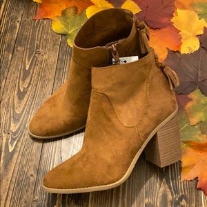 NWT Universal Thread heeled booties